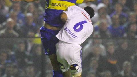 Juan Insaurralde (izq.) de Boca Jrs. y Matías Rodríguez de   Universidad de Chile se verán de nuevo las caras.