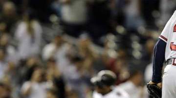 Robinson Canó recorre las bases después de conectarle jonrón al pitcher Anthony Varvaro (38), relevista de los Bravos.