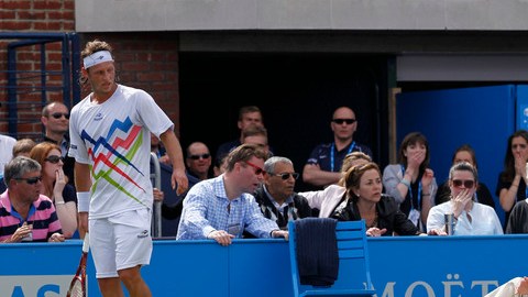 David Nalbandian (izq.) al momento de percatarse de las consecuencias inmediatas de su acto del domingo en Londres.