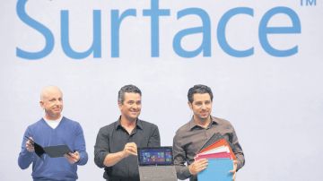 Miembros del equipo que hizo Surface, de Microsoft, muestran su tableta y pequeña computadora, ayer. en Los  Ángeles.