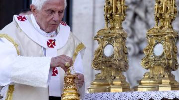 Benedicto XVI, cuando participaba en la celebración de la festividad del Corpus Christi en la basílica romana de San Juan de Letrán.