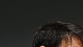 El poeta mexicano Javier Sicilia (d) hablaba con el activista Ted Lewis ayer mientras se anunciaba el  recorrido por Estados Unidos.