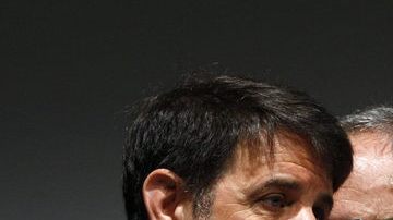 El poeta mexicano Javier Sicilia (d) hablaba con el activista Ted Lewis ayer mientras se anunciaba el  recorrido por Estados Unidos.