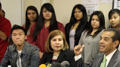 Derechos de los Inmigrantes de Los Ángeles (CHIRLA)durante una conferencia de prensa con alumnos indocumentados en Los Ángeles, California.