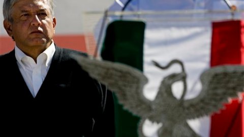 López Obrador se perfila como el principal contendiente del candidato del status quo Enrique Peña Nieto.