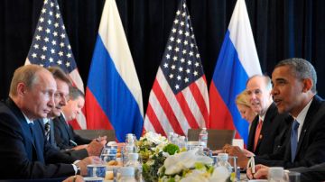 Barack Obama y Vladimir Putin  (delante) y otros líderes mundiales en la Cumbre del G20, en Los Cabos, México, ayer.