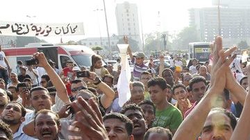 Simpatizantes del candidato de los Hermanos Musulmanes, Mohamed Mursi, muestran su alegría en la plaza Tahrir de El Cairo, Egipto, puesto que se dan como gnadores de las elecciones.