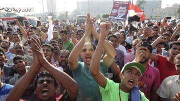 Simpatizantes del candidato de los Hermanos Musulmanes, Mohamed Mursi, muestran su alegría en la plaza Tahrir de El Cairo, Egipto, puesto que se dan como gnadores de las elecciones.