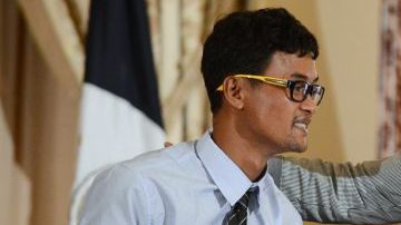 La secretaria de Estado, Hillary Rodham Clinton (d), entrega el reconocimiento "Hero Acting to End Modern-Day" al camboyano Prum Vannak Anan (i), quien fue llevado a Tailandia con la promesa de trabajo, sin embargo, fue forzado a trabajos esclavizantes en un barco pesquero del 2005 al 2009, durante la presentación del Reporte de la Trata de Personas de 2012,.