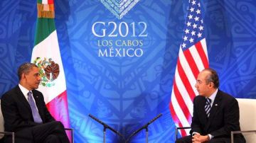 Felipe Calderón Hinojosa (d) habla con su par de EEUU, Barack Obama (i), ayer,  en rueda bilateral en Los Cabos,  Baja California.
