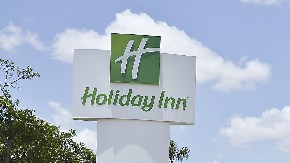 El cadáver de una fémina, que se presume corresponde a Brandy Cerny, madre  de los menores y novia de Bluntson,  fue encontrado horas después  a varias millas del hotel donde se registró el tiroteo.