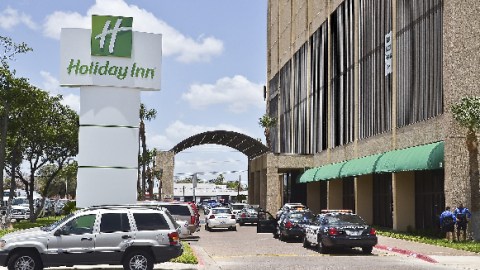 El cadáver de una fémina, que se presume corresponde a Brandy Cerny, madre  de los menores y novia de Bluntson,  fue encontrado horas después  a varias millas del hotel donde se registró el tiroteo.