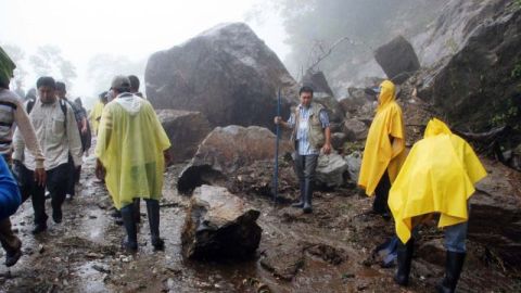 El huracán Carlotta, dejó a su paso por Oaxaca derrumbes en carreteras y caminos, caída de árboles, deslaves de piedra y lodo en las estribaciones serranas.