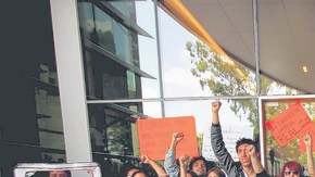 Integrantes del movimiento #YoSoy132  protestan y  exigen la creación de una tercera cadena de televisión, y rechazan a  Televisa-Iusacell.