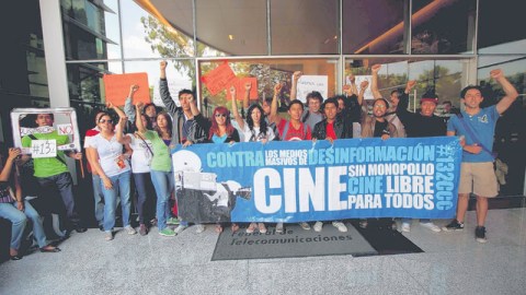 Integrantes del movimiento #YoSoy132 protestan y exigen la creación de una tercera cadena de televisión, y rechazan a Televisa-Iusacell.