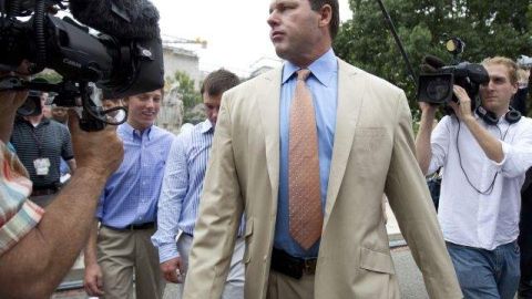 Roger Clemens sale seguido por su familia de la corte federal en Washington,el 18 de junio pasado.