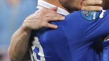 Leonardo Bonucci tapa la boca de Mario Balotelli, quien tras anotarle a Irlanda intentaba gritarle algo a su entrenador Cesare Prandelli.