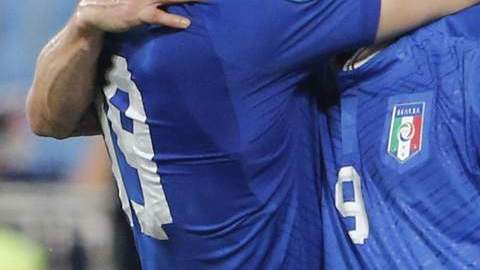 Leonardo Bonucci tapa la boca de Mario Balotelli, quien tras anotarle a Irlanda intentaba gritarle algo a su entrenador Cesare Prandelli.