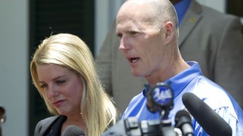 El gobernador Rick Scott y la fiscal general de Florida Pam Bondi hablan a la prensa acerca de sus planes para quitar a votantes de la lista de elecciones.