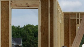 La industria de la construcción de viviendas continúa siendo una de las áreas económicas más afectadas del país.