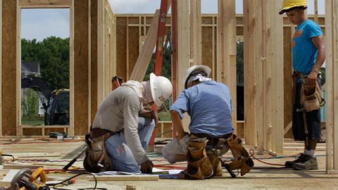 La industria de la construcción de viviendas continúa siendo una de las áreas económicas más afectadas del país.