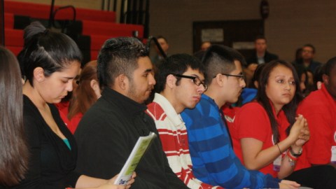 Integrantes de la comisión de la ley "Illinois Dream Act".