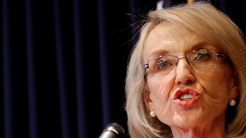 En espera de una decisión, la gobernadora Jan Brewer, ha instruído a la policía para que se preparen para implementar la SB1070.
