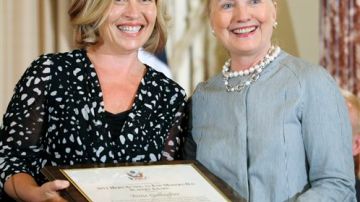 La secretaria de Estado, Hillary Clinton, ayer con Anne Gallagher, entregándole un reconocimiento por su labor contra la trata de personas.