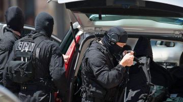Un grupo de elite de la policía francesa fuera del banco donde un presunto miembro de Al-Qaeda mantiene a varias personas como rehenes.