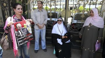 Simpatizantes del expresidente Hosni Mubarak permanecen frente al hospital donde este se encuentra en estado crítico.