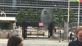 Un grupo de personas despliega un cartel en el que lee "Isleños de Malvinas, nuestros derechos, nuestra voz, nuestra decisión",  momentos antes de la reunión del Comité de descolonización de la ONU, NY.