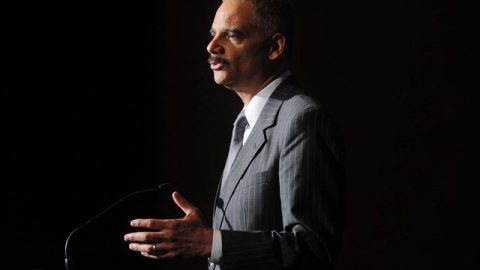El fiscal general Eric Holder enfrenta críticas en el bando republicano.