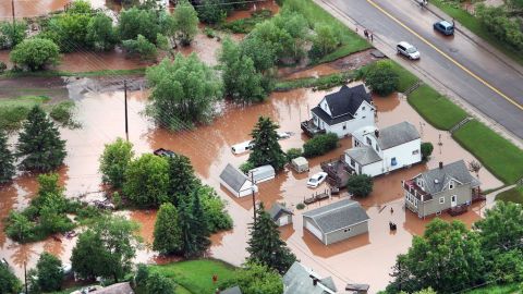 Vista aérea de la inundación de un barrio de la ciudad portuaria de Duluth, Minnesota.