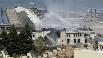 Bomberos combaten un incendio en Pier 29, el paseo marítimo en San Francisco.