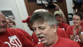 Trabajadores de la planta Quaker Oats en Cedar Rapids, Iowa, celebran el premio de $241 millones.