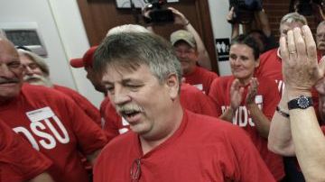 Trabajadores de la planta Quaker Oats en Cedar Rapids, Iowa, celebran el premio de $241 millones.