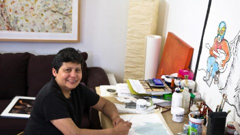 La artista Diana Solís, una ilustradora y pintora que tiene su propio estudio en Pilsen, que recientemente fue invitada por la Universidad Estatal de Nueva York, en Binghamton, para impartir clases sobre las mujeres muralistas chicanas.