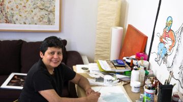 La artista Diana Solís, una ilustradora y pintora que tiene su propio estudio en Pilsen, que recientemente fue invitada por la Universidad Estatal de Nueva York, en Binghamton, para impartir clases sobre las mujeres muralistas chicanas.