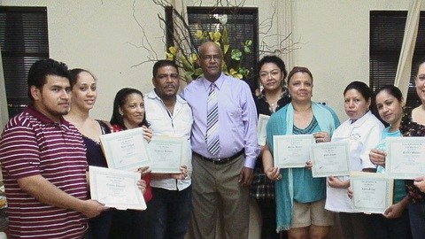 Parte de los graduandos del programa de Artes Culinarias de AsoProDom, junto a Víctor Hiciano (cuarto de izq. a der.), director ejecutivo de la organización.