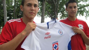 Los futbolistas houstonianos Carlos Escobar (izq.) y Oscar Hernández Jr. van con las esperanzas de tener éxito en el club Cruz Azul.