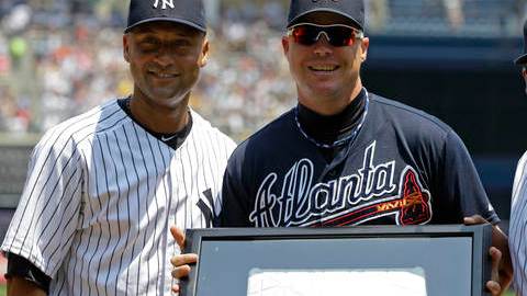 El veterano tercera base de los Bravos, Chipper Jones (centro), recibió un homenaje ante su inminente retiro del béisbol al final de temporada. Lo acompañan Derek Jeter (izq.) y Andruw Jones, ex compañero de Chipper en Atlanta.