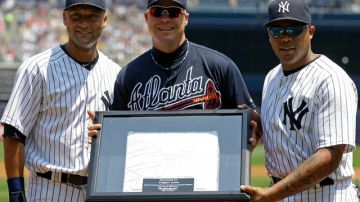 El veterano tercera base de los Bravos, Chipper Jones (centro), recibió un homenaje ante su inminente retiro del béisbol al final de temporada. Lo acompañan Derek Jeter (izq.) y Andruw Jones, ex compañero de Chipper en Atlanta.