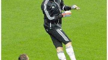 El portero de la selección alemana Manuel Neuer (dcha) durante el entrenamient.