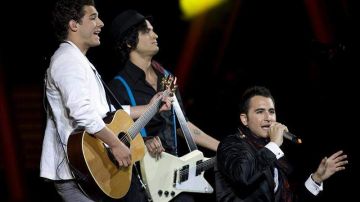 El trío pop mexicano Reik durante una presentación.