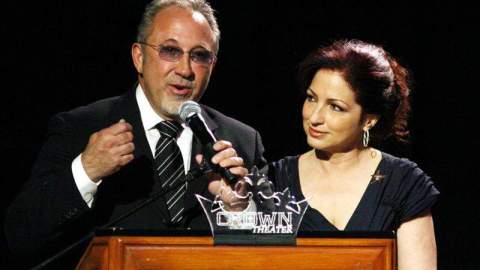 Emilio y Gloria Estefan tras ser honrados con una estrella en el bulevar respectivo en Las Vegas, Nevada, en abril de 2010.