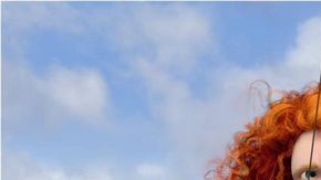 Cuando su mamá, la Reina Elinor, la quiere casar, Merida, la princesa de un reino antiguo en Escocia en la película 'Brave', decide usar magia para convencerla de que no lo haga.