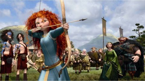 Cuando su mamá, la Reina Elinor, la quiere casar, Merida, la princesa de un reino antiguo en Escocia en la película 'Brave', decide usar magia para convencerla de que no lo haga.