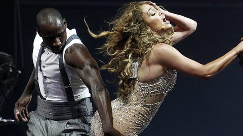 Jennifer López durante su concierto del martes en Chile en el que la acompañó en el escenario su actual pareja, Casper Smart.