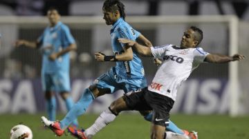 Neymar (izq.)  anotó un gol, pero no pudo salvar a Santos. Aquí escapa de Jorge Enrique, del Corinthians.