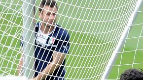 Los italianos Mario Balotelli (der.) Antonio Di Natale (izq.) y Antonio Cassano (atrás),  mueven una portería para realizar su práctica de ayer.